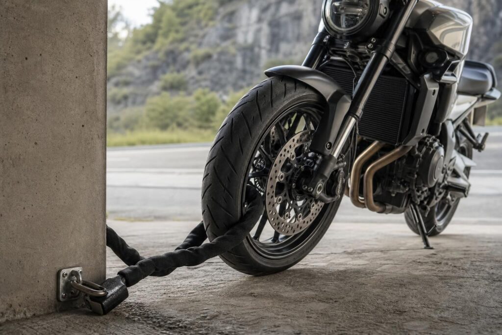 Cadena antirrobo para moto resistente para asegurar la moto a un punto fijo en la calle